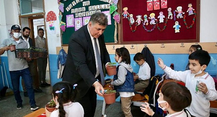 Başkan Tugay Çocuklara ‘Çilek Fidesi’ Dağıttı