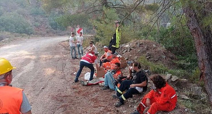 Marmaris’te Etkisini Sürdüren Orman Yangınında Kızılaycılar Ekiplere Destek Oluyor