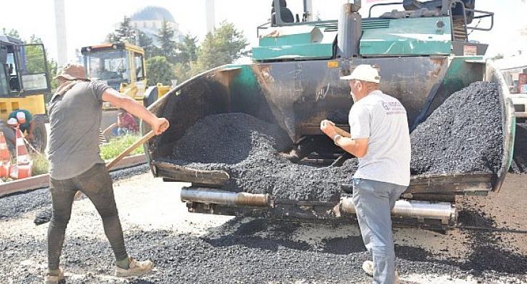 Çumra – Okçu Mahallesi arası yolda sıcak asfalt çalışmaları devam ediyor.