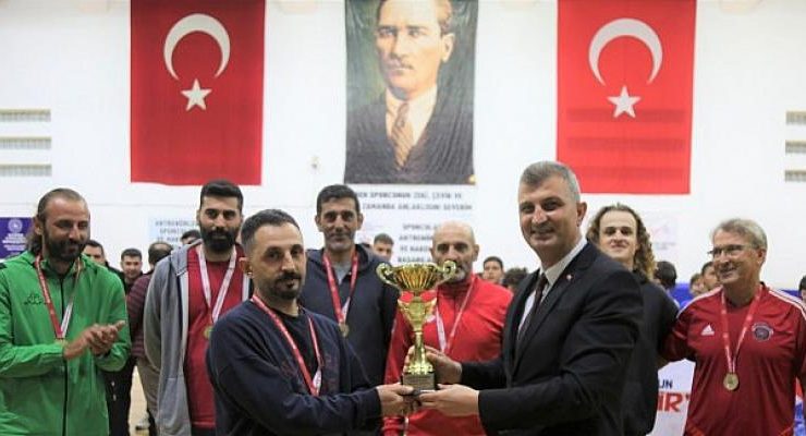 Kurumlar Arası Voleybol Turnuvası Şampiyonu Gölcük Belediyesi