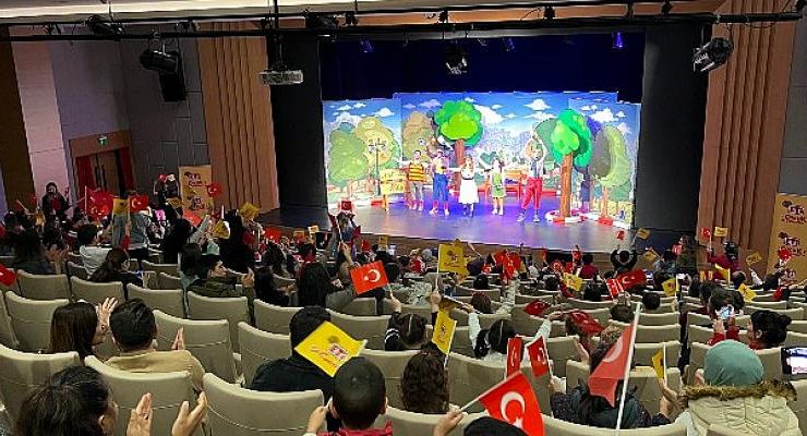 Ankaralı çocuklar 29 Ekim Cumhuriyet Bayramı’nı Eti Çocuk Tiyatrosu’nun “Mutluluk Denince Akla” oyunuyla kutladı