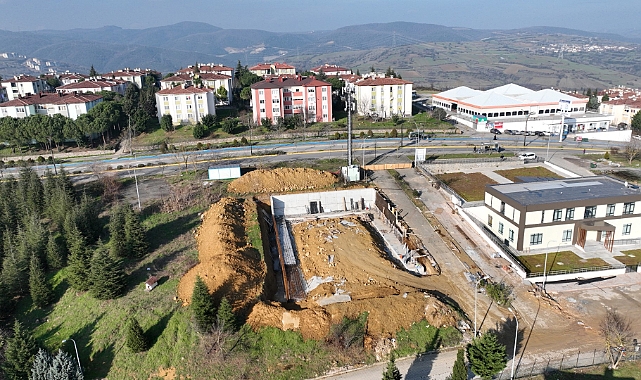 İzmit Ayazma Mahallesi futbol sahası devam