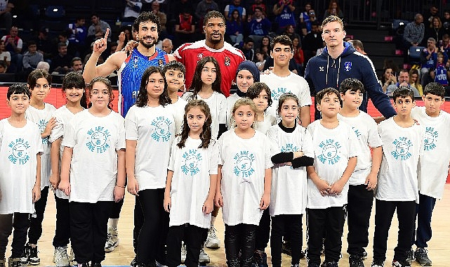 Anadolu Efes – EA7 Armani Milan Maçında One Team Programına Katılan Çocuklar Parkeye Çıktı