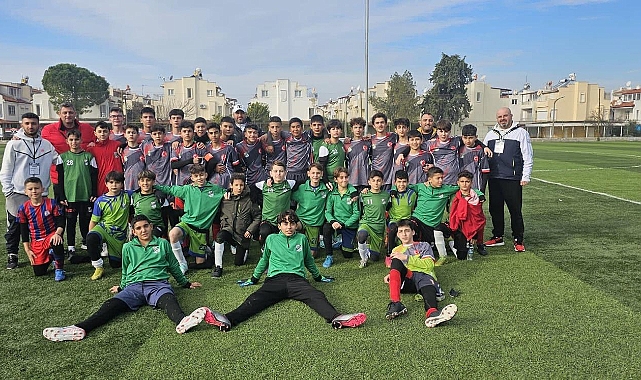 Kuşadası'nda her yıl geleneksel olarak düzenlenen Sömestr Cup'a katılan Narlıdere Belediyespor, turnuvadan 3 kupayla döndü