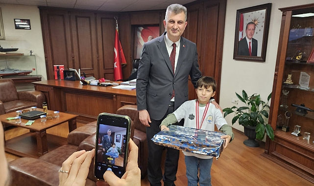 Satrançta Gölcük'ün gururu Başkan Sezer'e konuk oldu