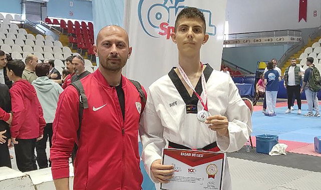 Foça Belediyespor Kulübü Taekwondo Şubesi Sporcusu Asrın Yağız Büyükyavuz, yarı final elemelerini altın madalya ile geçti