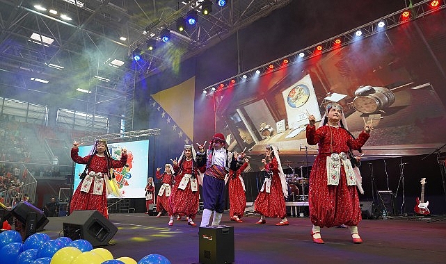 Selçuklu Belediyesi Bosna Hersek'in Zenica kentinde düzenlenen Çocuk Şenliği'nin final gününde halk oyunları ekibiyle sahne aldı