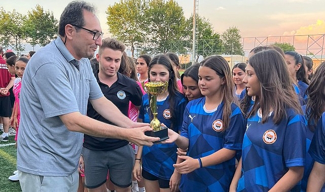 İzmir'in futbolcu kızları geleceğe umut oldu