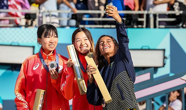 Paris 2024'ün ilk madalya sevinci Galaxy Z Flip6 Olimpiyat özel sürümüyle çekilen Zafer Selfie'leriyle ölümsüzleşti